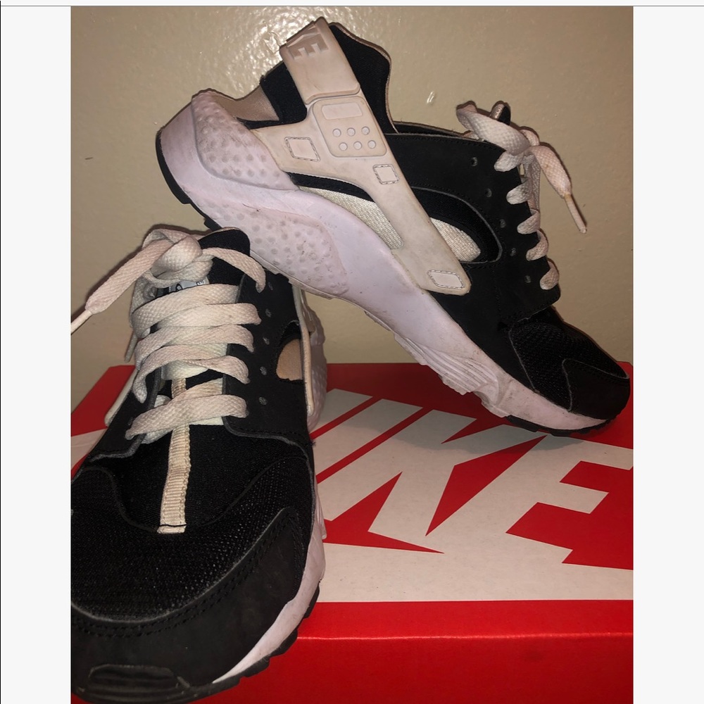 Black & white nike huaraches.